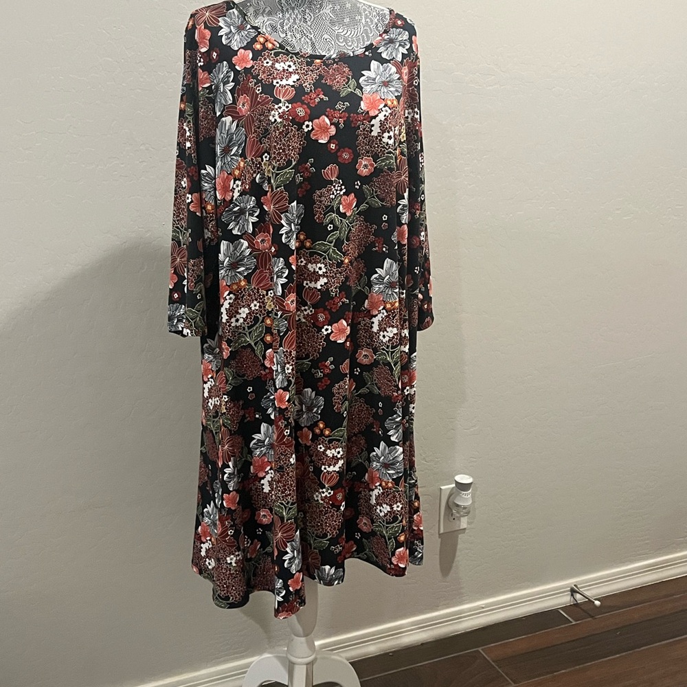 Ellos Madison 3/4 sleeve dress in black floral print